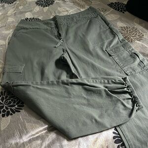 Women’s khaki twill fashion cargo pants.